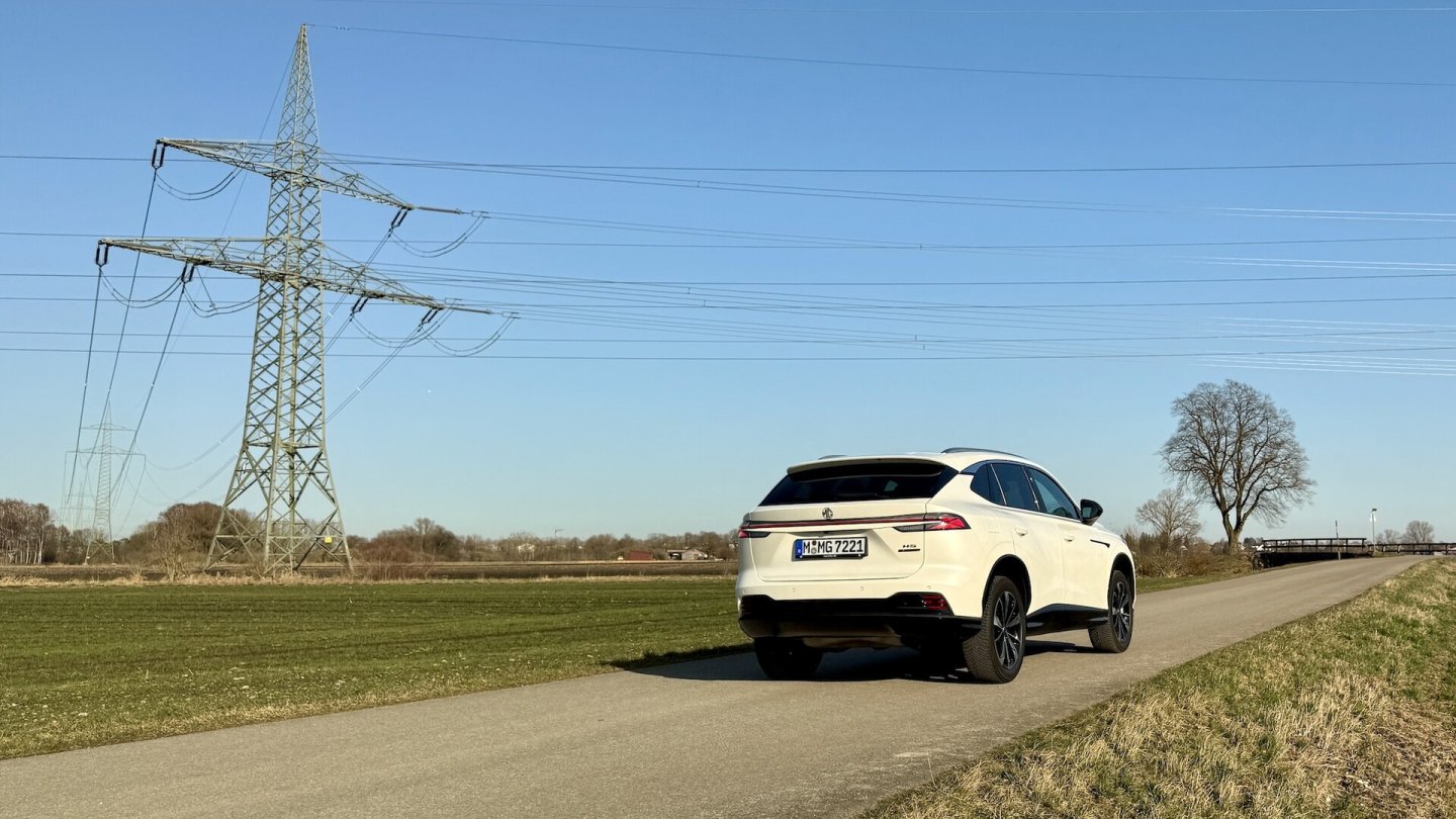 Strom für den Elektromotor produziert der MG HS Hybrid+ an Bord, ein Kabel kan nicht angesteckt werden.