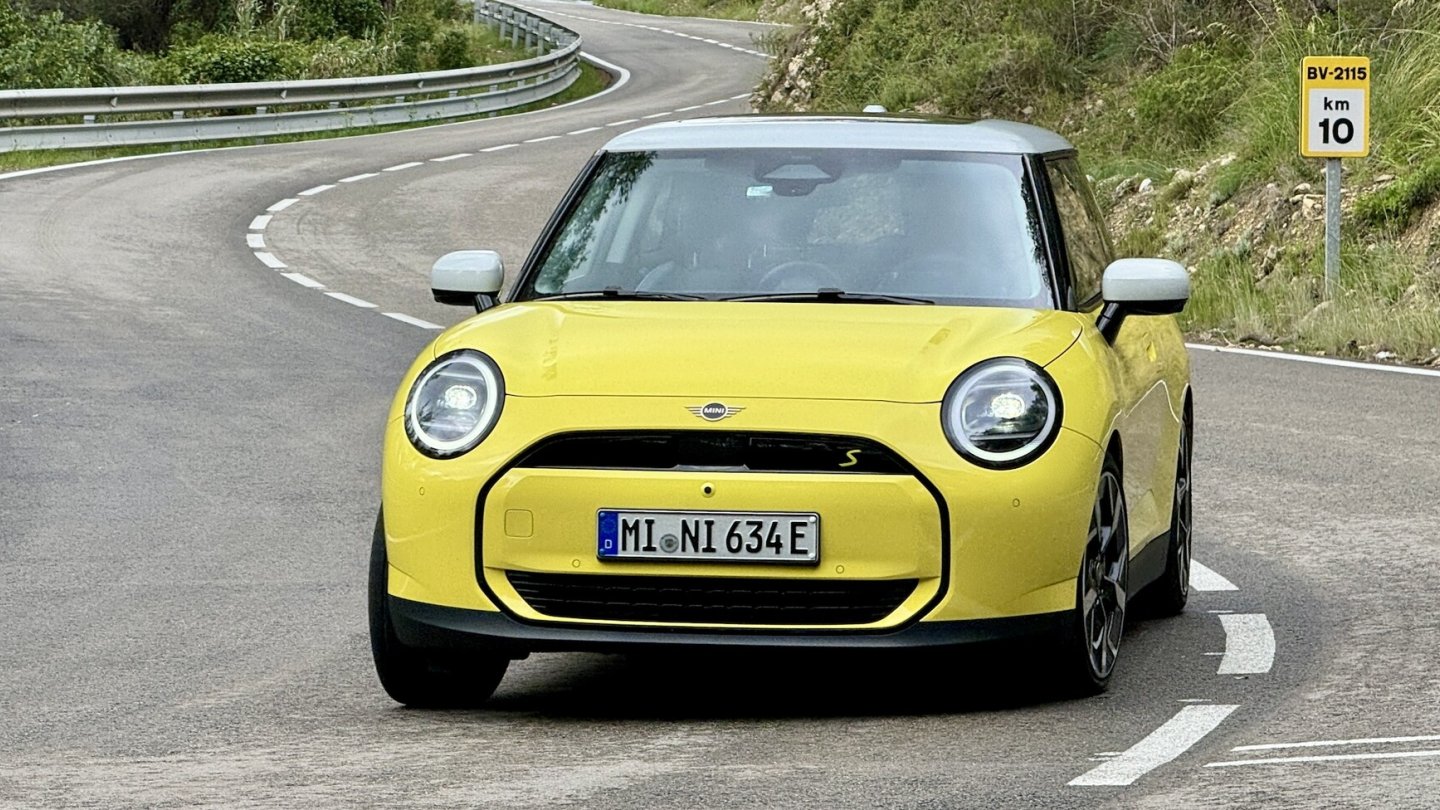 Kurven und der Mini Cooper SE - eine verlockende Kombination. Kurven und der Mini Cooper SE - eine verlockende Kombination.