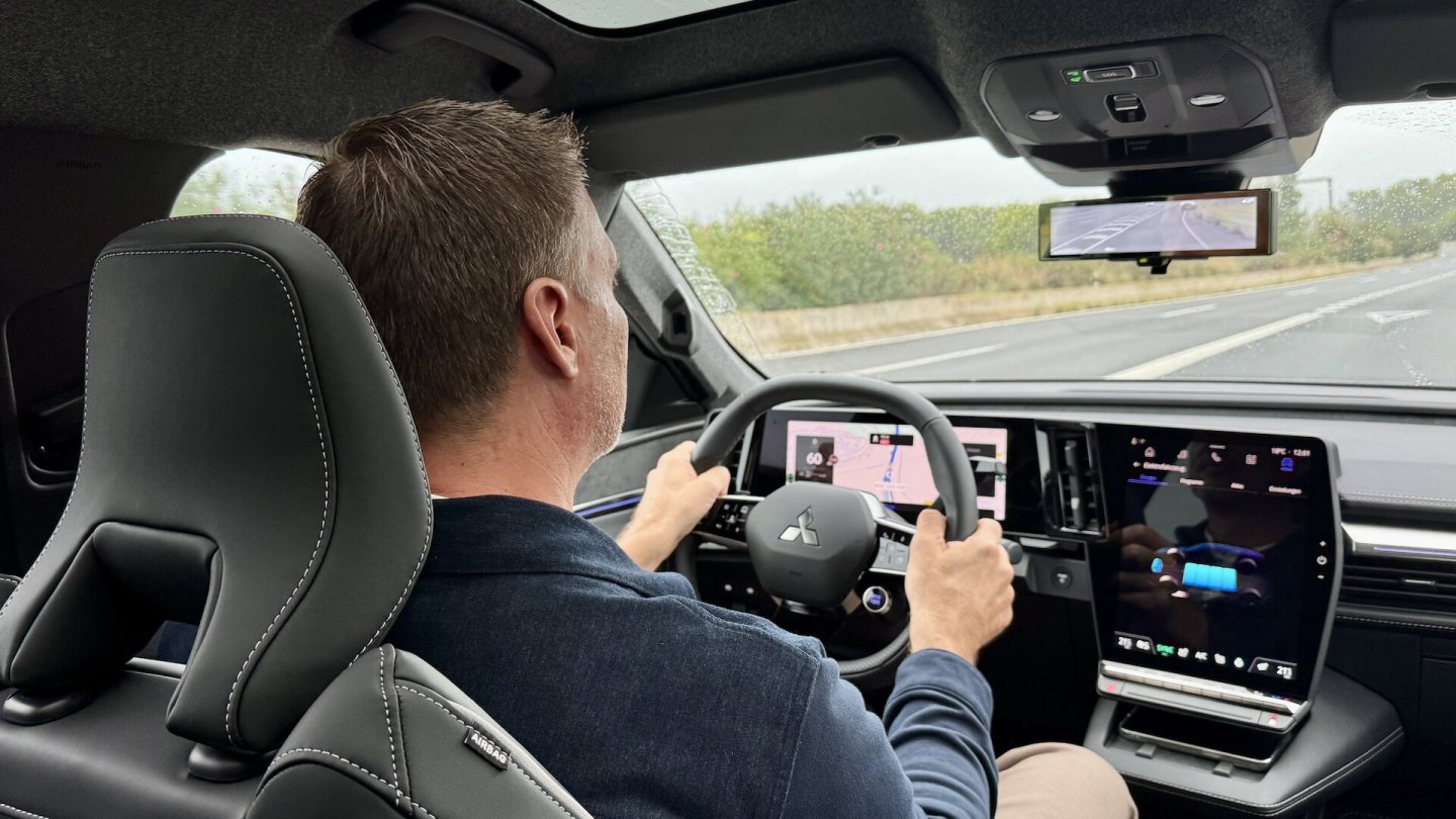 Keine Überraschung: Wer den Scenic gefahren ist, kennt den Eclipse Cross bereits. Keine Überraschung: Wer den Scenic gefahren ist, kennt den Eclipse Cross bereits.