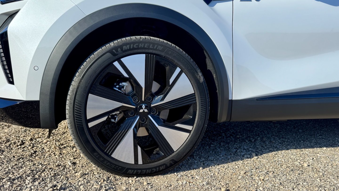 In den beiden höheren Ausstattungslinie zählen 19-Zoll-Felgen zum Serienumfang.