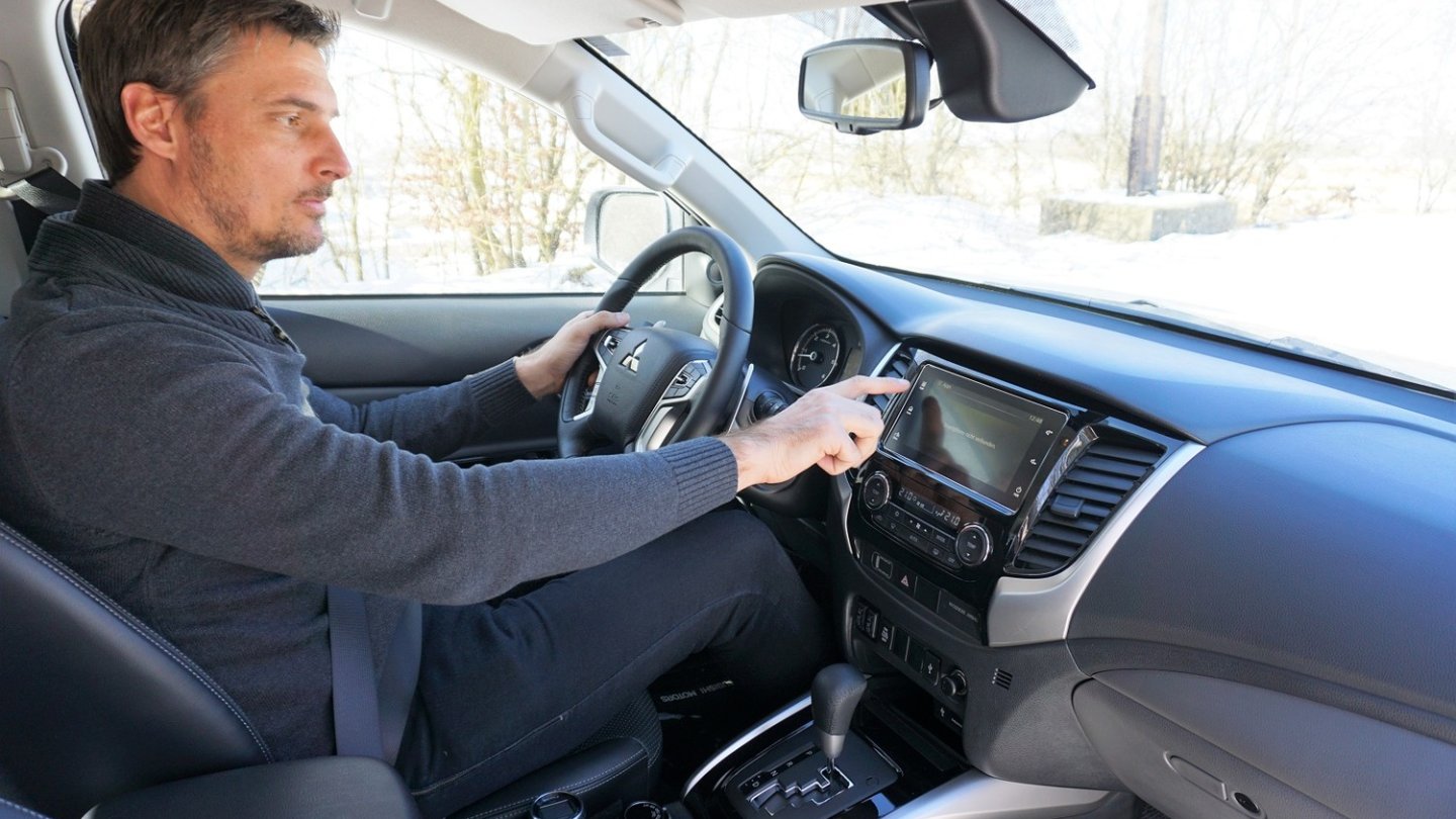 Das Cockpit ist gut verarbeitet, alles ist leicht erreichbar. Das Cockpit ist gut verarbeitet, alles ist leicht erreichbar.