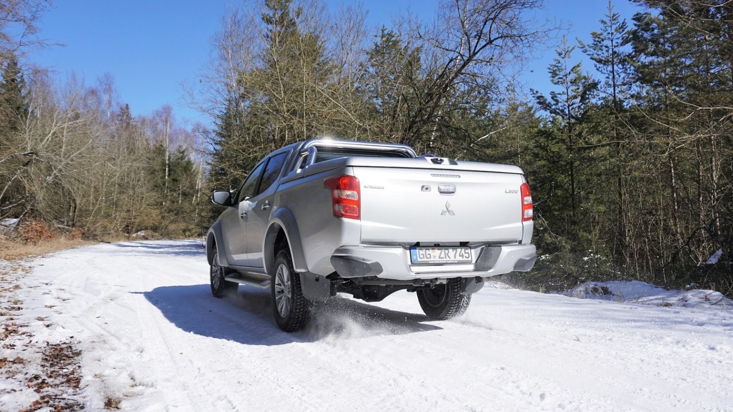 Am Heck trägt der Mitsubishi L200 eine robuste Stoßstange. Am Heck trägt der Mitsubishi L200 eine robuste Stoßstange.