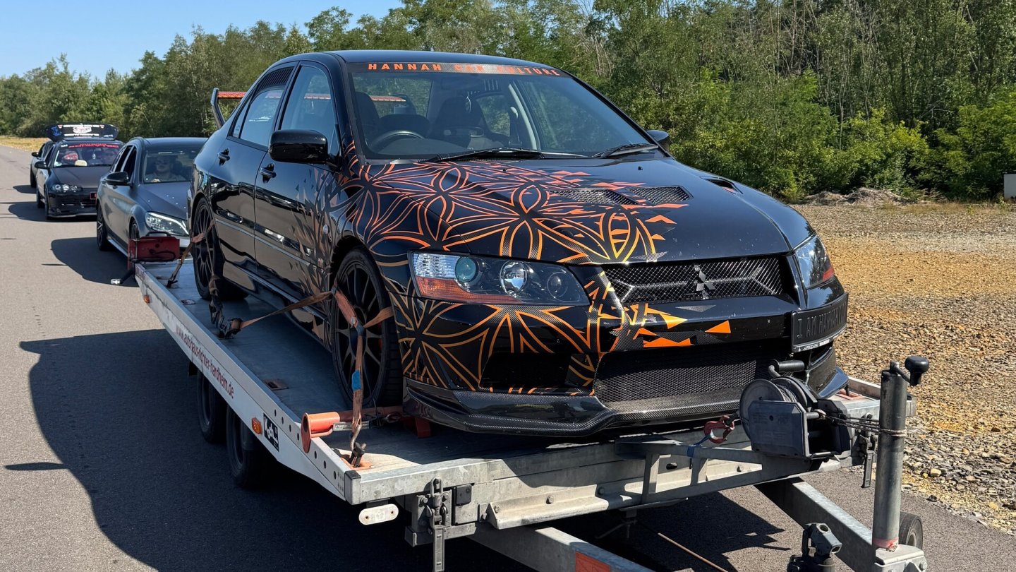 Hannahs Lancer Evo VII ist unterwegs.