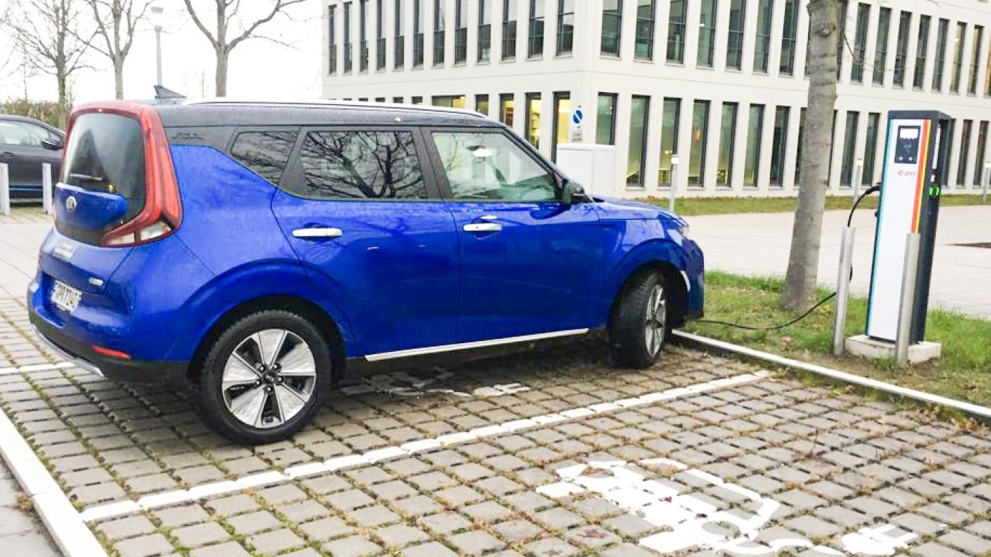 Den Kia Soul gibt es bei uns nur als elektrischen e-Soul, in den USA auch als Benziner. Den Kia Soul gibt es bei uns nur als elektrischen e-Soul, in den USA auch als Benziner.