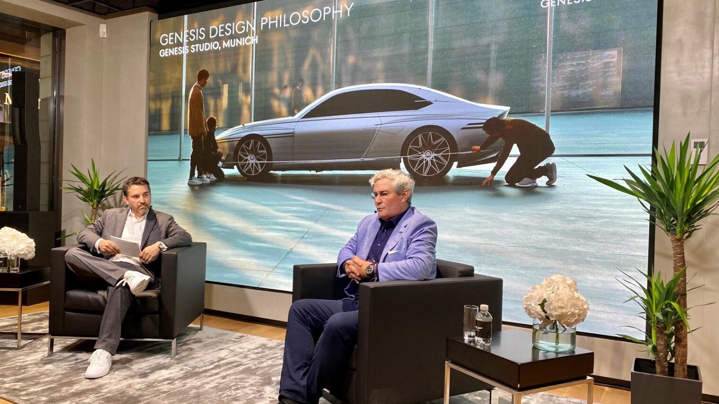 Designer und Genesis-Manager Luc Donckerwolke (rechts) bei einer Präsentation. Designer und Genesis-Manager Luc Donckerwolke (rechts) bei einer Präsentation.