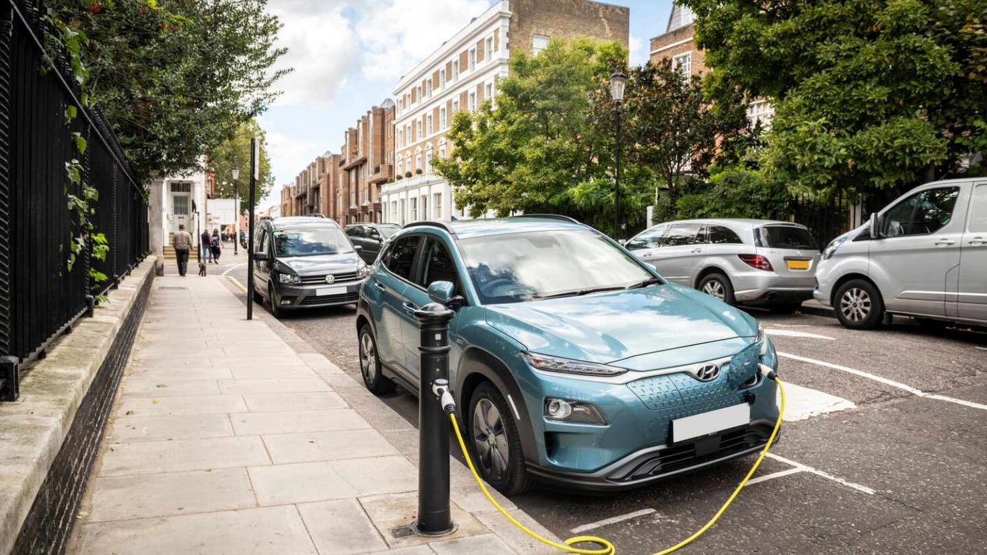 Ubricity bringt den Strom zu Autos in der Stadt. Shell übernimmt das Start-up. Ubricity bringt den Strom zu Autos in der Stadt. Shell übernimmt das Start-up.