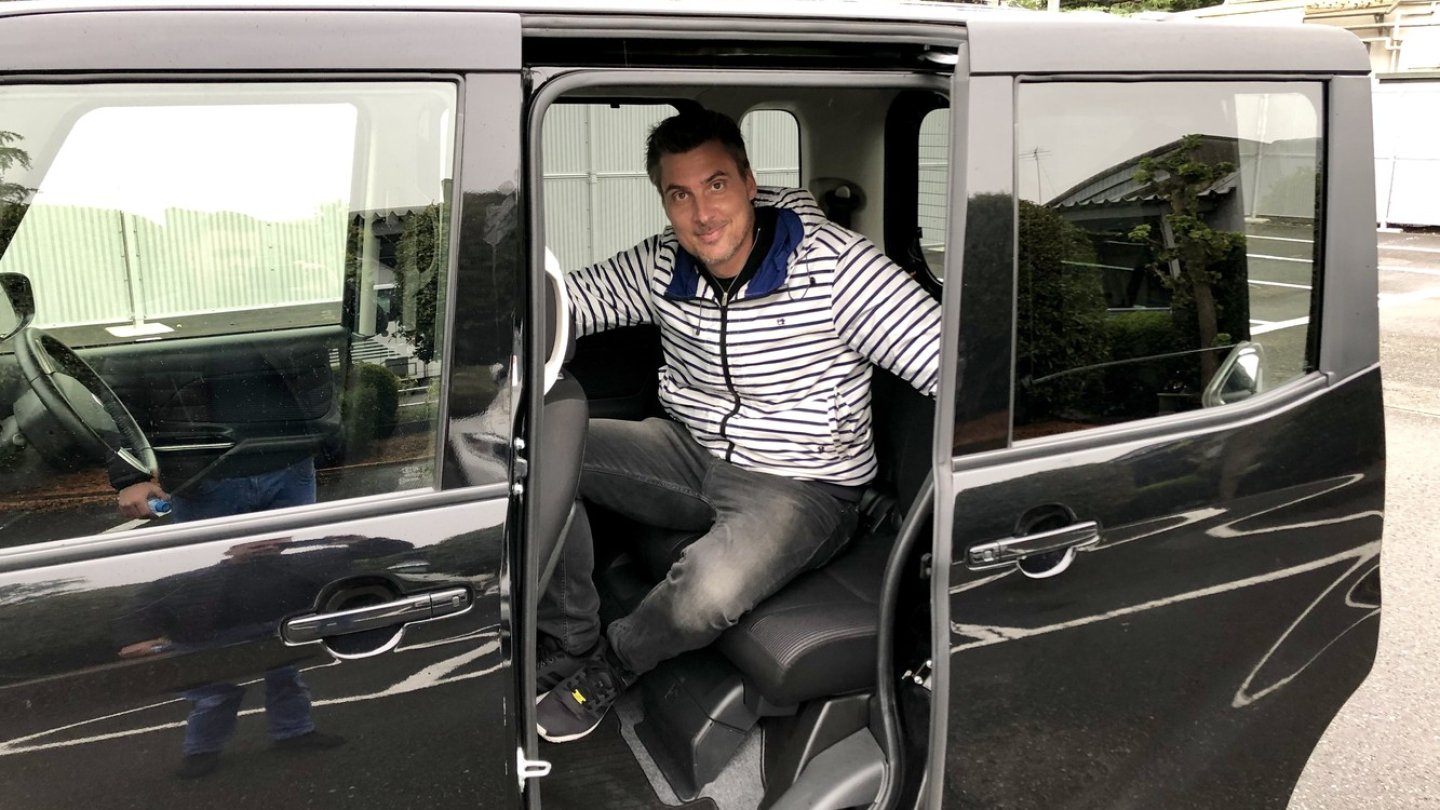 Hereinspaziert! Fast aufrecht gelangt man in den Fond. Hereinspaziert! Fast aufrecht gelangt man in den Fond.