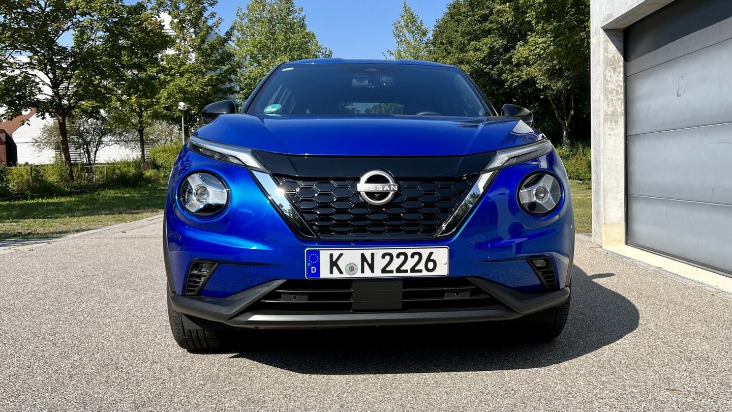 An der Front unterscheidet sich der Juke Hybrid leicht vom reinen Benziner. An der Front unterscheidet sich der Juke Hybrid leicht vom reinen Benziner.