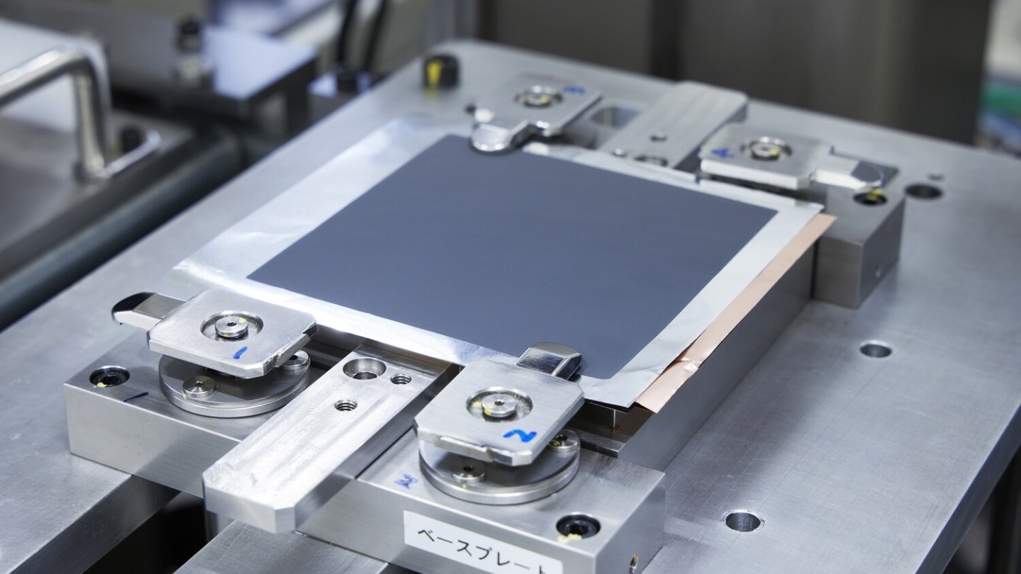 Ein Batterieprototyp von Nissan. 2028 soll die  Feststoffbatterie in Serie gehen.