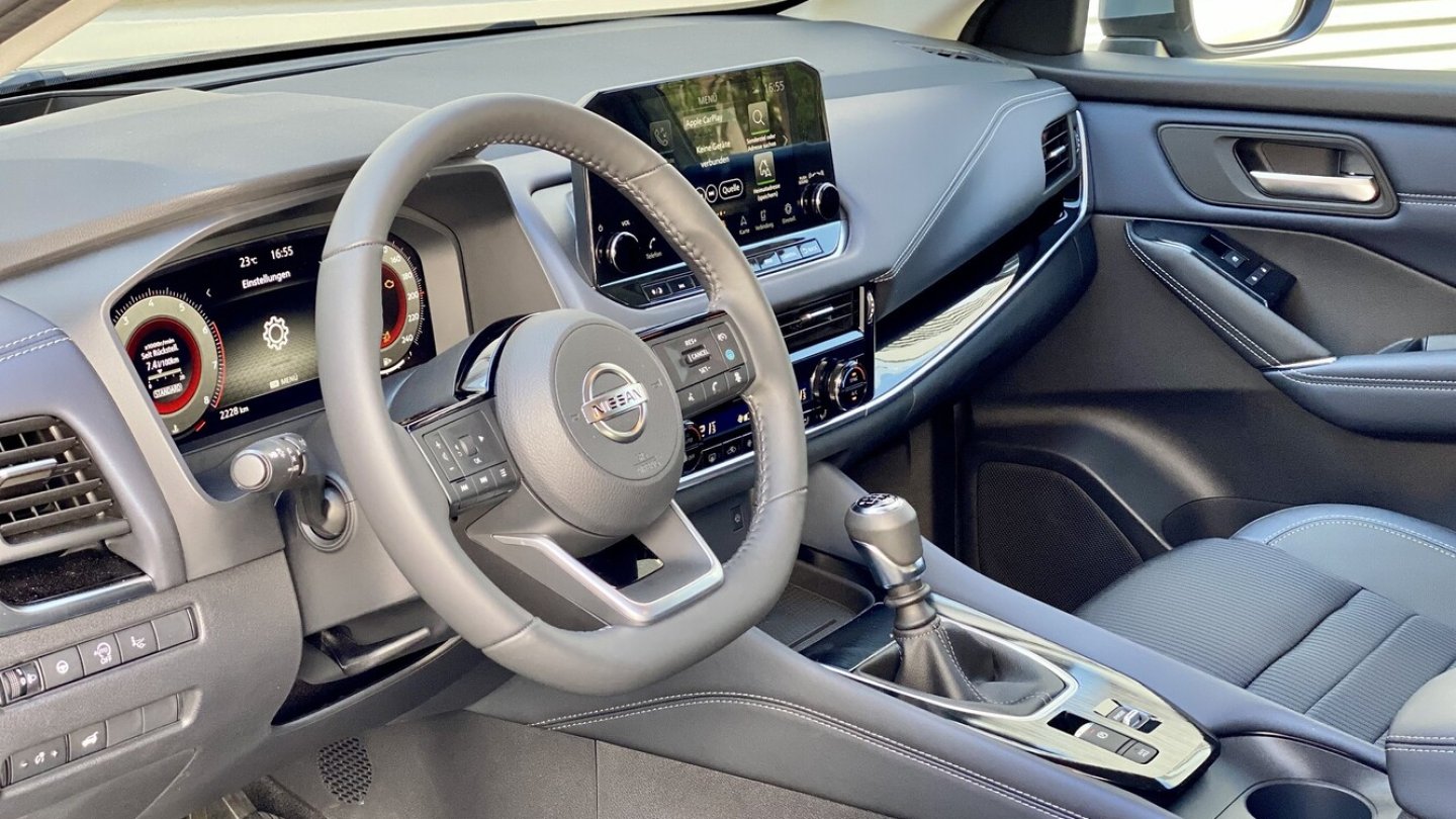 Bei Lenkrad und Cockpit vertraut Nissan weiterhin auf physische Tasten. Bei Lenkrad und Cockpit vertraut Nissan weiterhin auf physische Tasten.