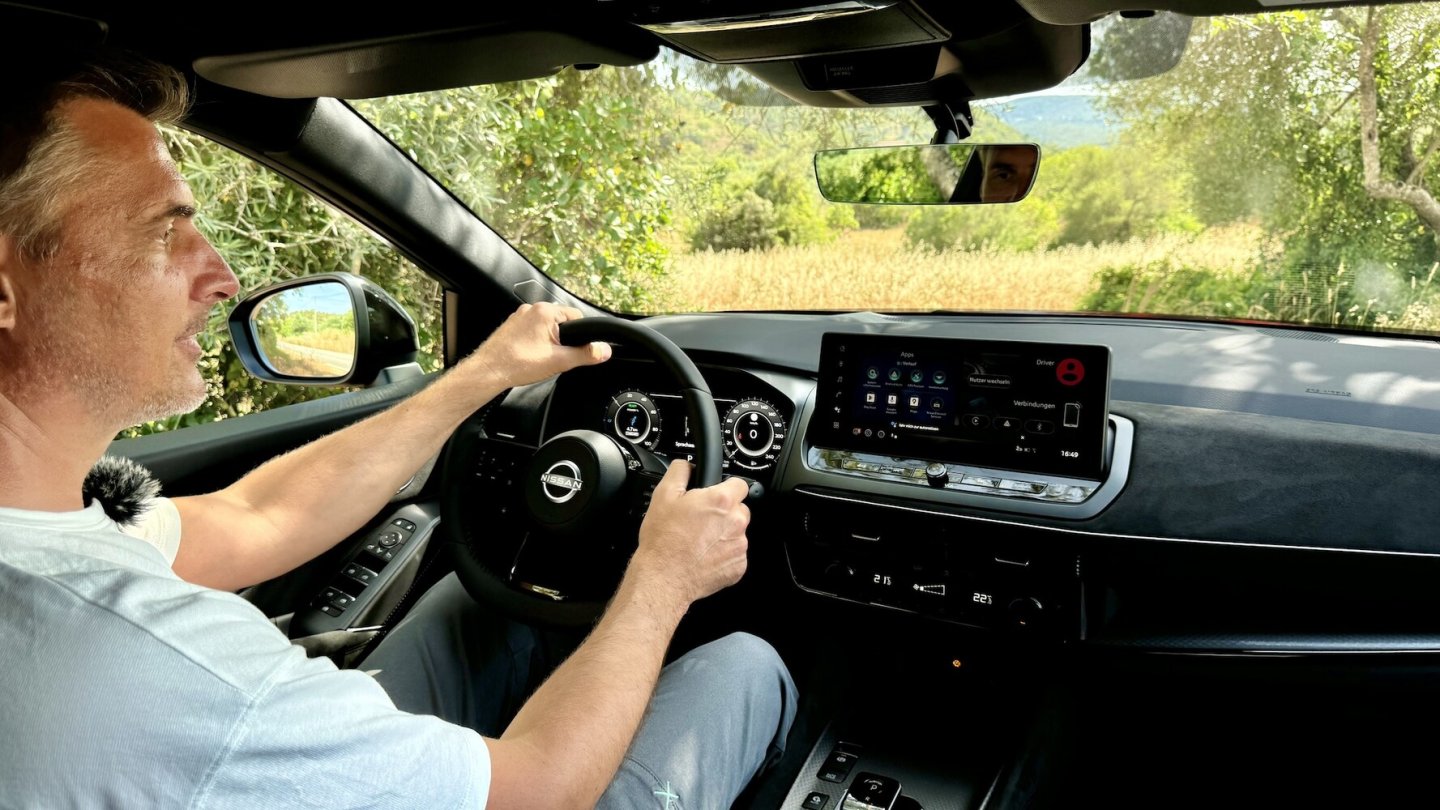 Die gute Bedienstruktur im Nissan Qashqai wird um die Sprachsteuerung Google Assistant erweitert. Die gute Bedienstruktur im Nissan Qashqai wird um die Sprachsteuerung Google Assistant erweitert.