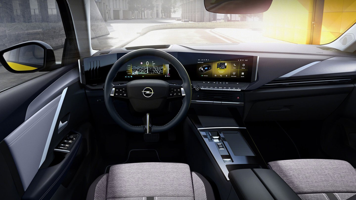Das Cockpit wendet sich dem Fahrer zu. Das Cockpit wendet sich dem Fahrer zu.