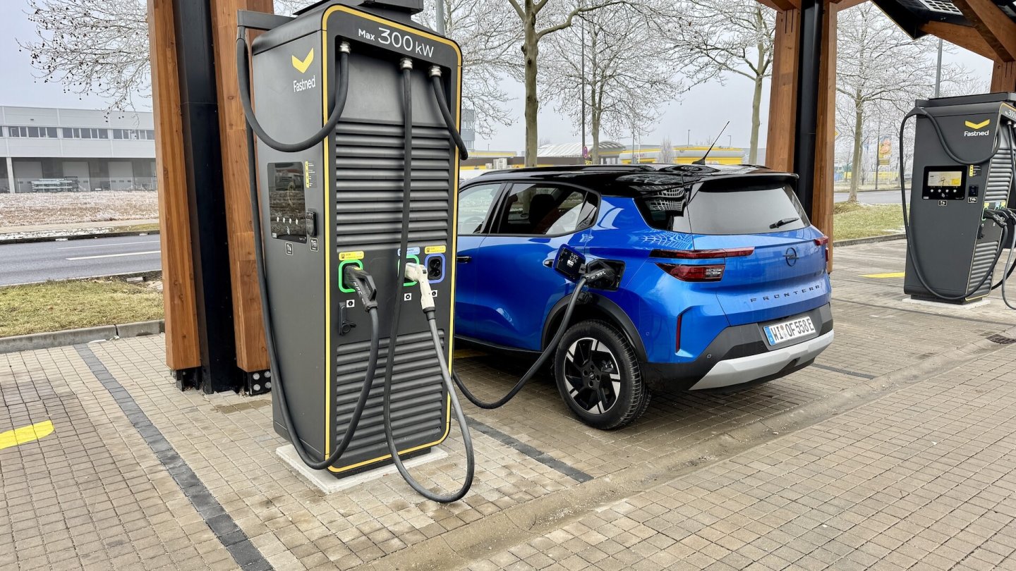 Den Opel Frontera Electric gibt es mit 44 oder mit 54 kWh Akku-Kapazität.