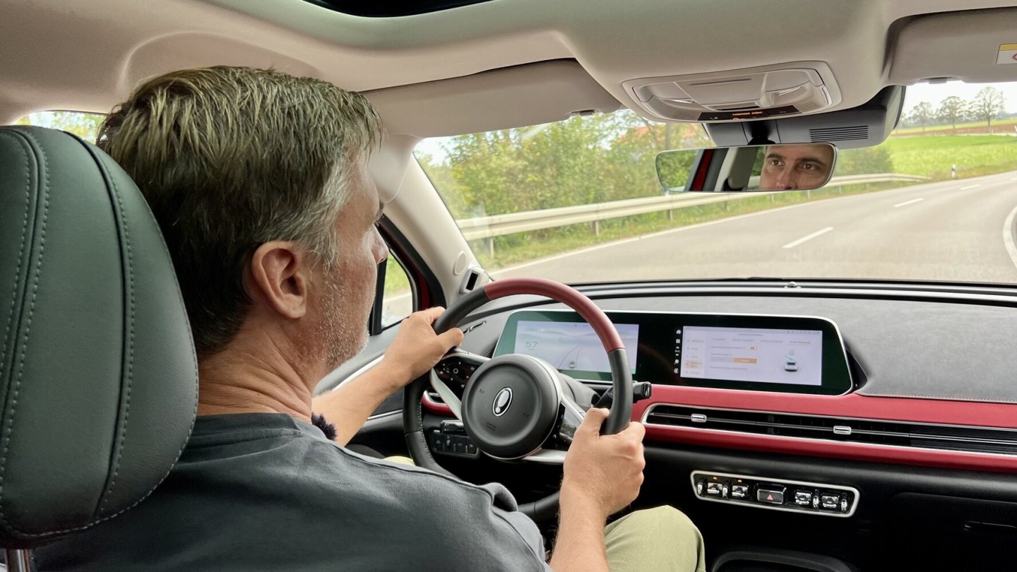 Der Testverbrauch von 16,5 kWh / 100 km im Pendler-Fahrprofil ist gut. Der Testverbrauch von 16,5 kWh / 100 km im Pendler-Fahrprofil ist gut.