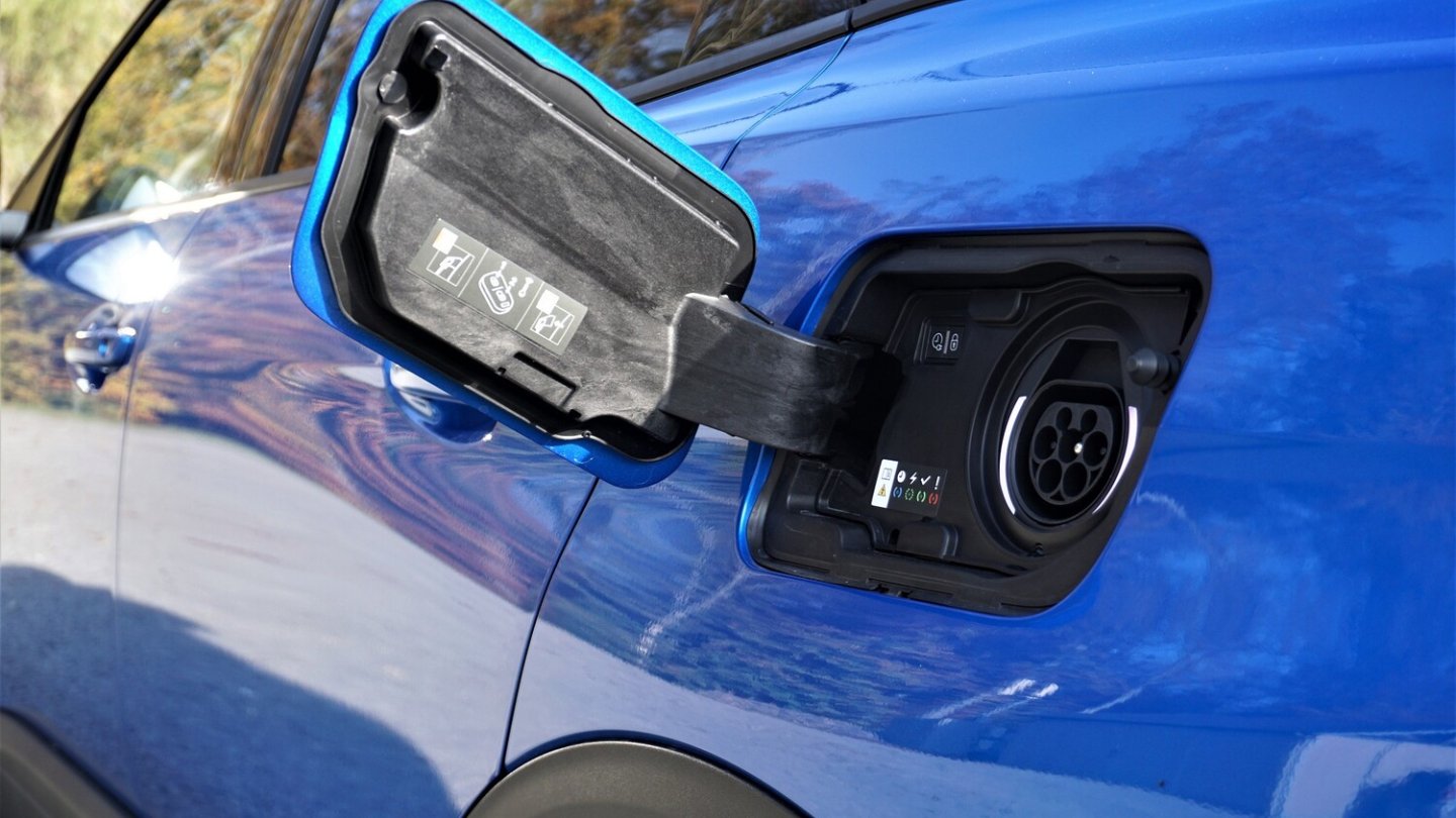 Der Ladestecker für die 13,2 kWh große Batterie befindet sich hinten links. Der Ladestecker für die 13,2 kWh große Batterie befindet sich hinten links.