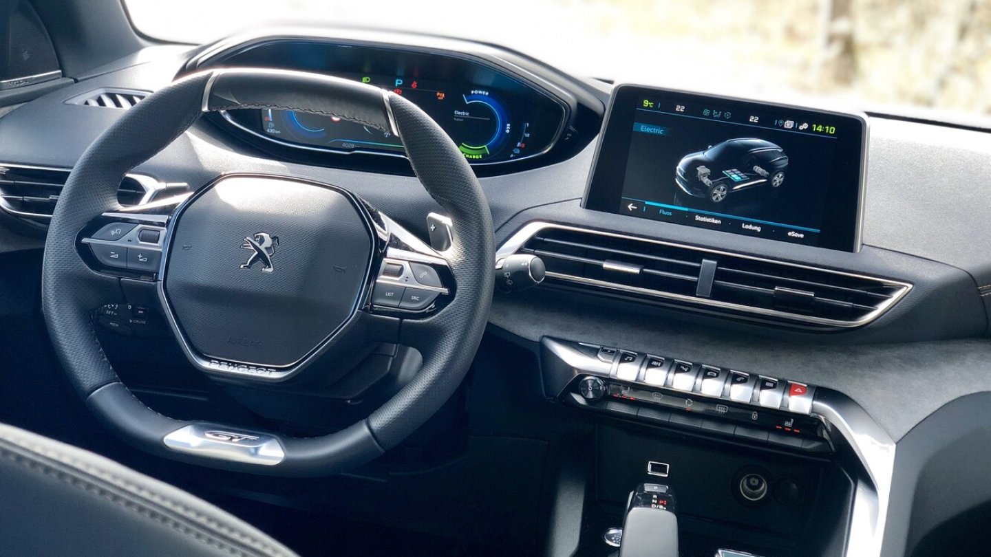 Typisches Peugeot-Cockpit mit digitalen Instrumenten über dem kleinen Lenkrad. Typisches Peugeot-Cockpit mit digitalen Instrumenten über dem kleinen Lenkrad.