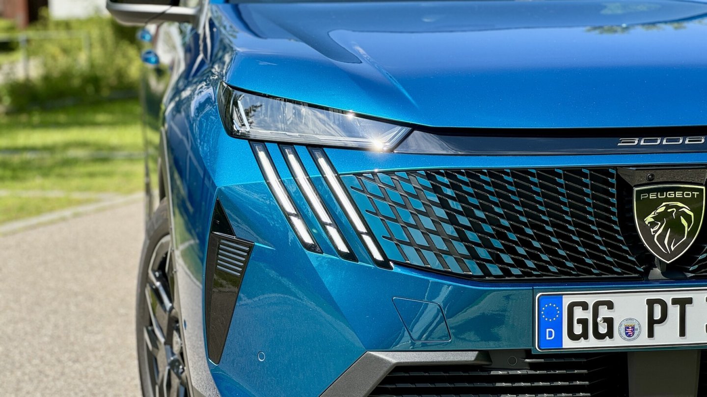 Als Allure hat der Peugeot 3008 Eco-LED-Scheinwerfer ohne adaptive Funktionen. Als Allure hat der Peugeot 3008 Eco-LED-Scheinwerfer ohne adaptive Funktionen.