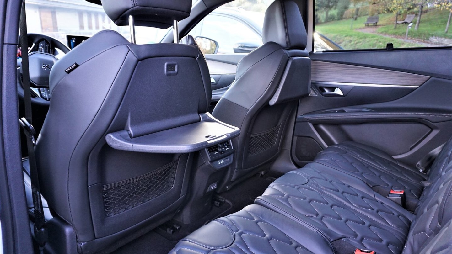 Drei Einzelsitze mit Isofix und Klapptischchen im 5008-Fond. Drei Einzelsitze mit Isofix und Klapptischchen im 5008-Fond.