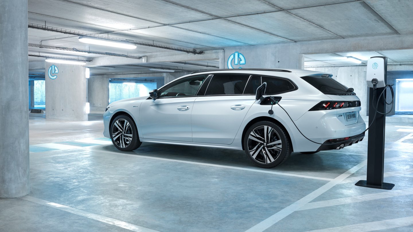 Auch der Kombi Peugeot 508 SW kommt als Plug-in-Hybrid. Auch der Kombi Peugeot 508 SW kommt als Plug-in-Hybrid.