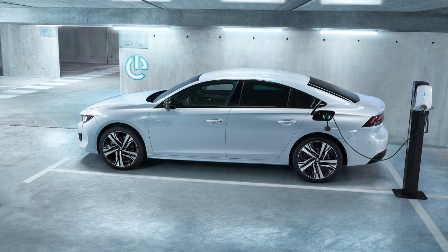 Den Peugeot 508 Hybrid gibt es als Limousine und Kombi. Den Peugeot 508 Hybrid gibt es als Limousine und Kombi.