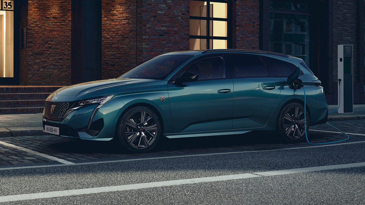 Den neuen Kompaktkombi gibt es als Benziner, Diesel und Plug-in Hybrid. Den neuen Kompaktkombi gibt es als Benziner, Diesel und Plug-in Hybrid.