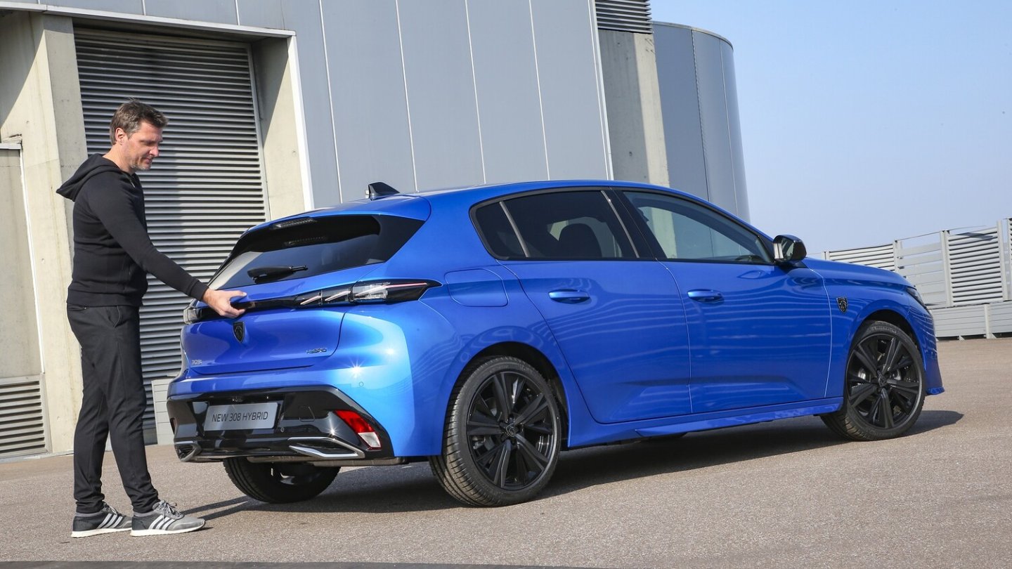 Ab Spätsommer 2021 steht der neue Peugeot 308 beim Händler. Ab Spätsommer 2021 steht der neue Peugeot 308 beim Händler.