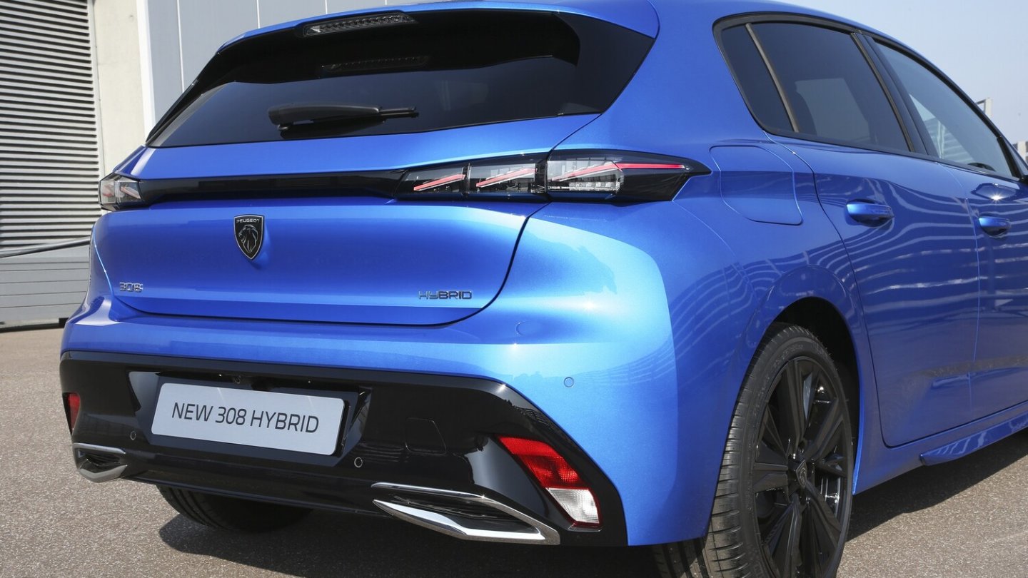 Der Plug-in Hybrid kommt mit 180 oder 225 PS Systemleistung. Der Plug-in Hybrid kommt mit 180 oder 225 PS Systemleistung.