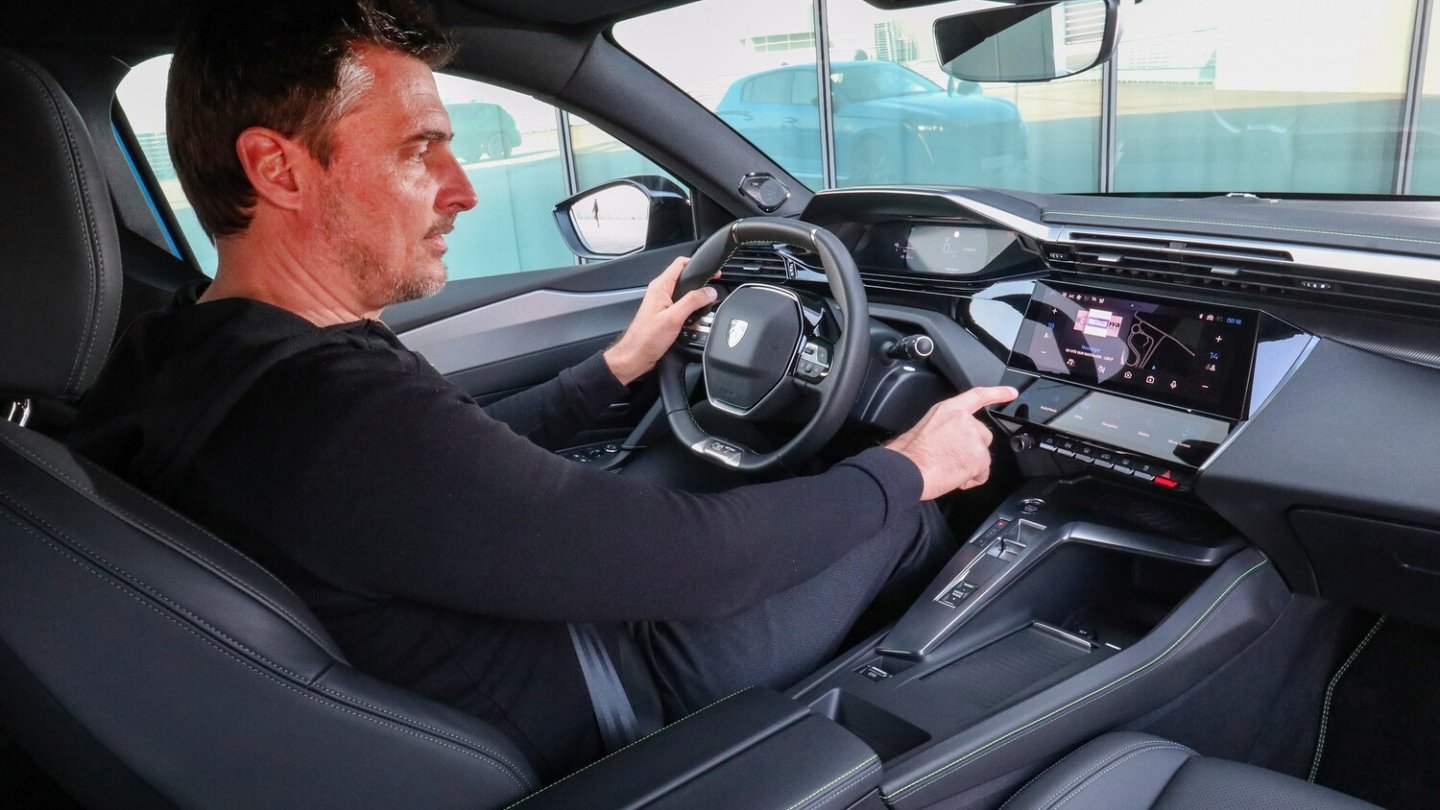 In den höheren Ausstattungsversionen hat das Cockpit digitale Menütasten. In den höheren Ausstattungsversionen hat das Cockpit digitale Menütasten.