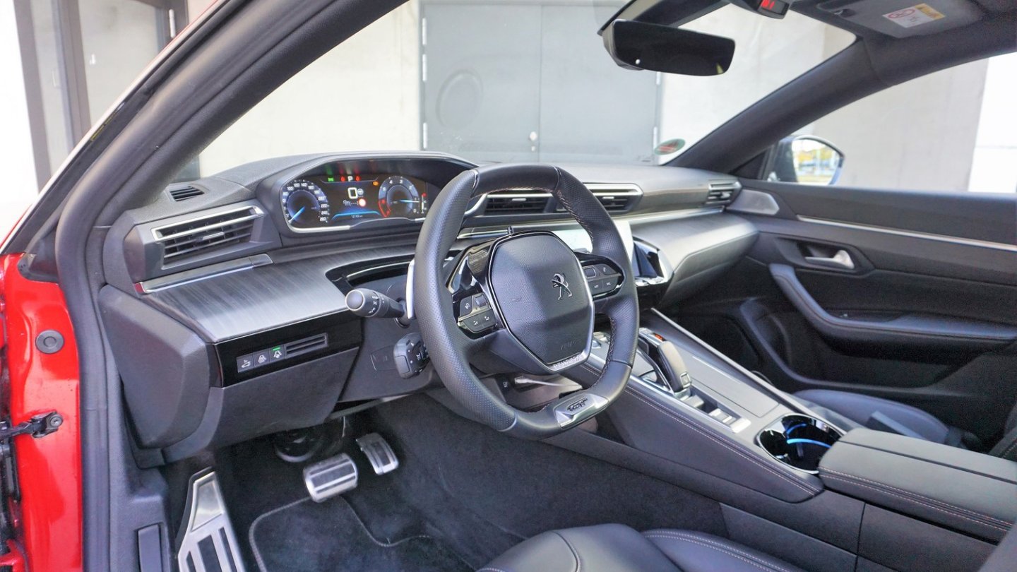 Das Cockpit ist eigenwillig, aber schnell erlenbar. Verabreitung und Materialien auf hohem Niveau. Das Cockpit ist eigenwillig, aber schnell erlenbar. Verabreitung und Materialien auf hohem Niveau.