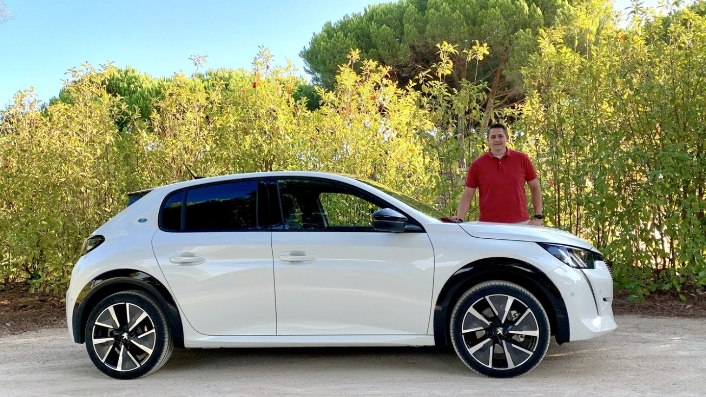 Der Peugeot e-208 ist 4,06 Meter lang. Der Peugeot e-208 ist 4,06 Meter lang.