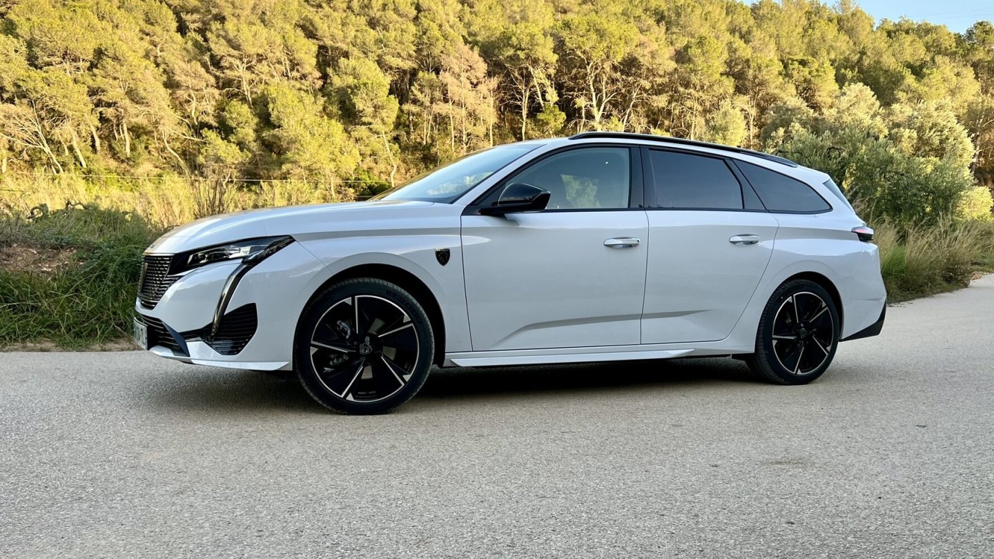 Der Peugeot E-308 SW ist verbindlich abgestimmt. Verstelldämpfer gibt es nicht. Der Peugeot E-308 SW ist verbindlich abgestimmt. Verstelldämpfer gibt es nicht.