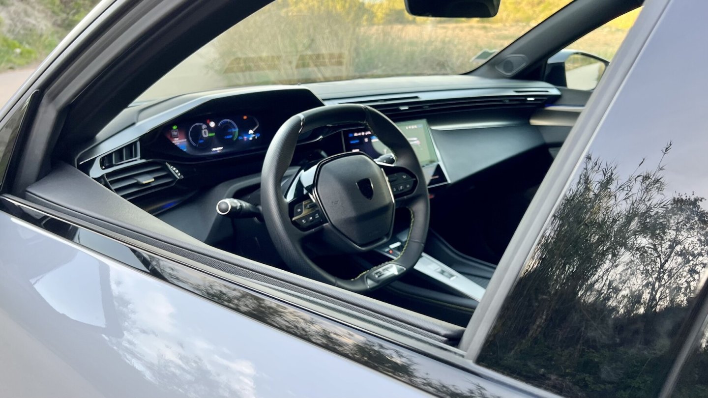 Der Fahrer blickt über das kleine Lenkrad auf die digitalen Instrumente. Der Fahrer blickt über das kleine Lenkrad auf die digitalen Instrumente.