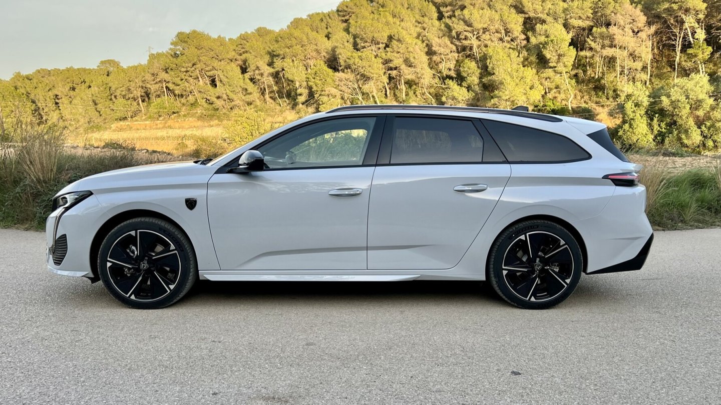 Den elektrischen Peugeot 308 gibt es in den beiden Ausstattungslinien Allure und GT. Den elektrischen Peugeot 308 gibt es in den beiden Ausstattungslinien Allure und GT.