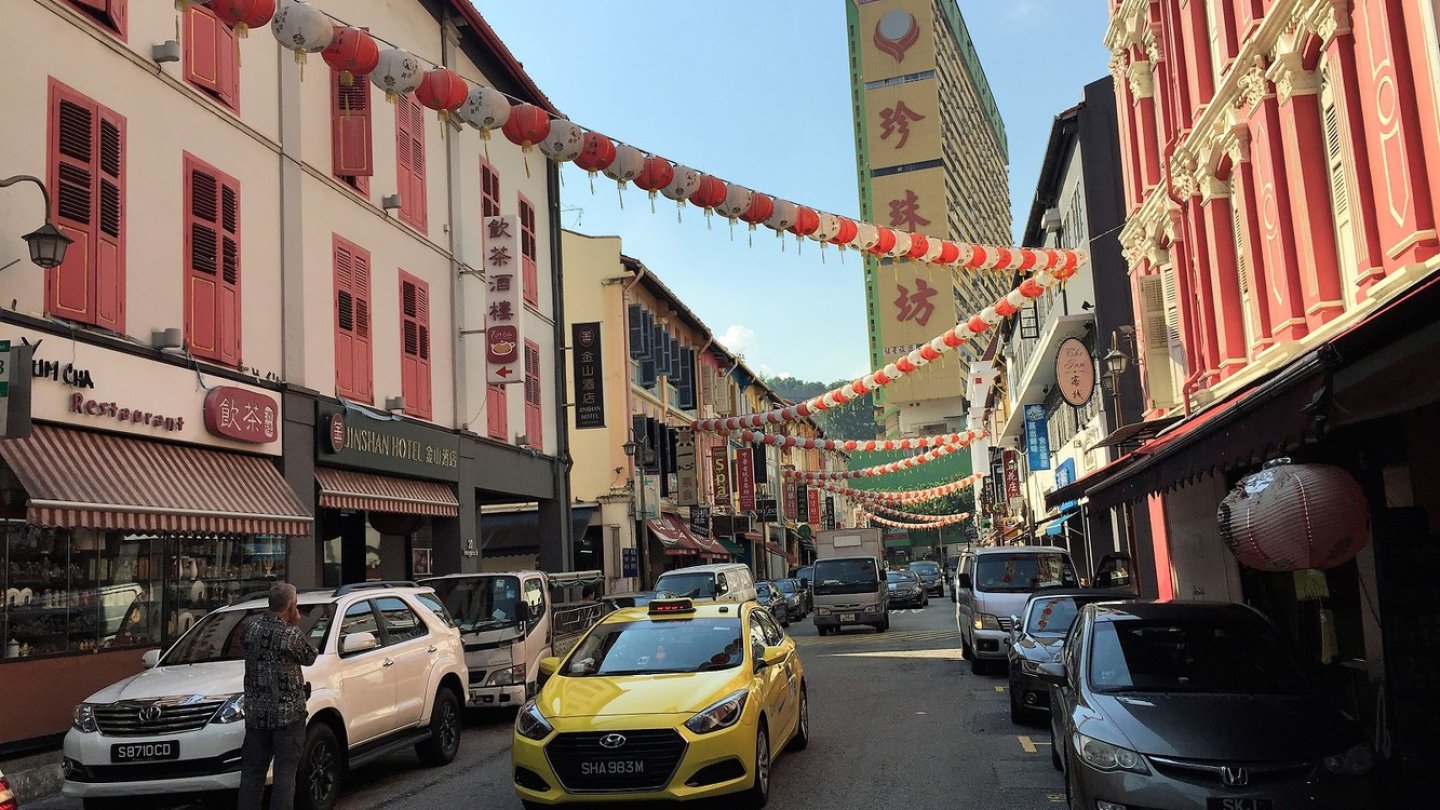 Straßenszene aus Chinatown. Fast alle Taxis sind von Hyundai oder Chevrolet. Straßenszene aus Chinatown. Fast alle Taxis sind von Hyundai oder Chevrolet.