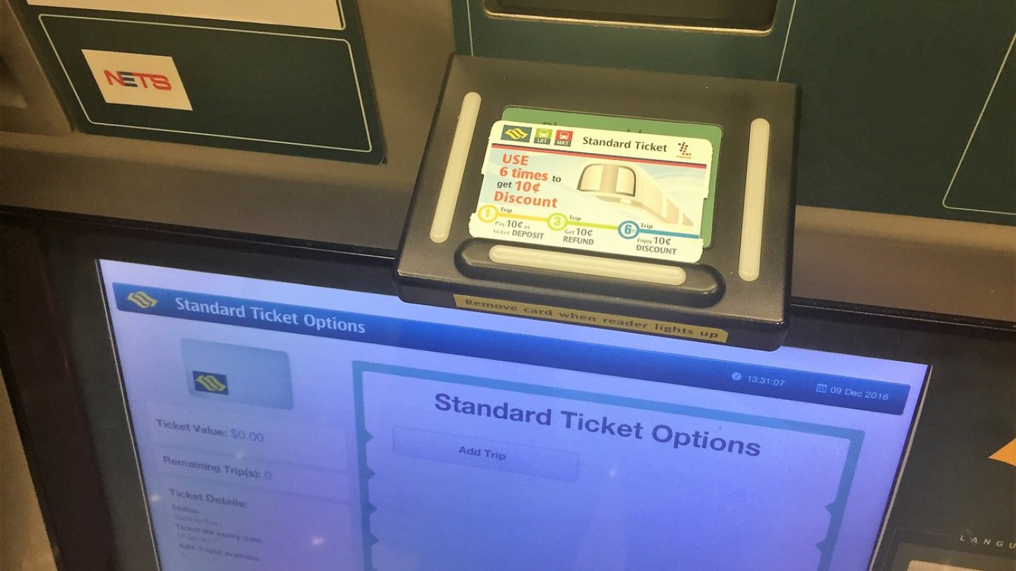 Auch als Autofan kann man das U-Bahn-System genießen. Mit günstigen Preisen und aufladbaren Papiertickets zur Müllvermeidung. Auch als Autofan kann man das U-Bahn-System genießen. Mit günstigen Preisen und aufladbaren Papiertickets zur Müllvermeidung.