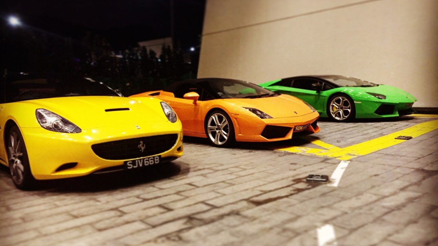 Statussymbole gelten weltweit gleich: Prominenter Parkplatz vor dem 5-Sterne-Hotel Marina Bay Sands. Statussymbole gelten weltweit gleich: Prominenter Parkplatz vor dem 5-Sterne-Hotel Marina Bay Sands.