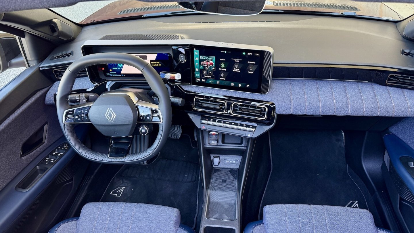 Das Cockpit mit Google-Programmen, von oben durchs Faltdach betrachtet.