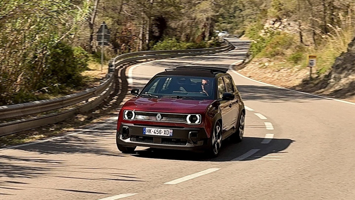 Das Faltdach kommt beim Renault 4 immer mit 110 kW starkem Antrieb und 52-kWh-Akku.