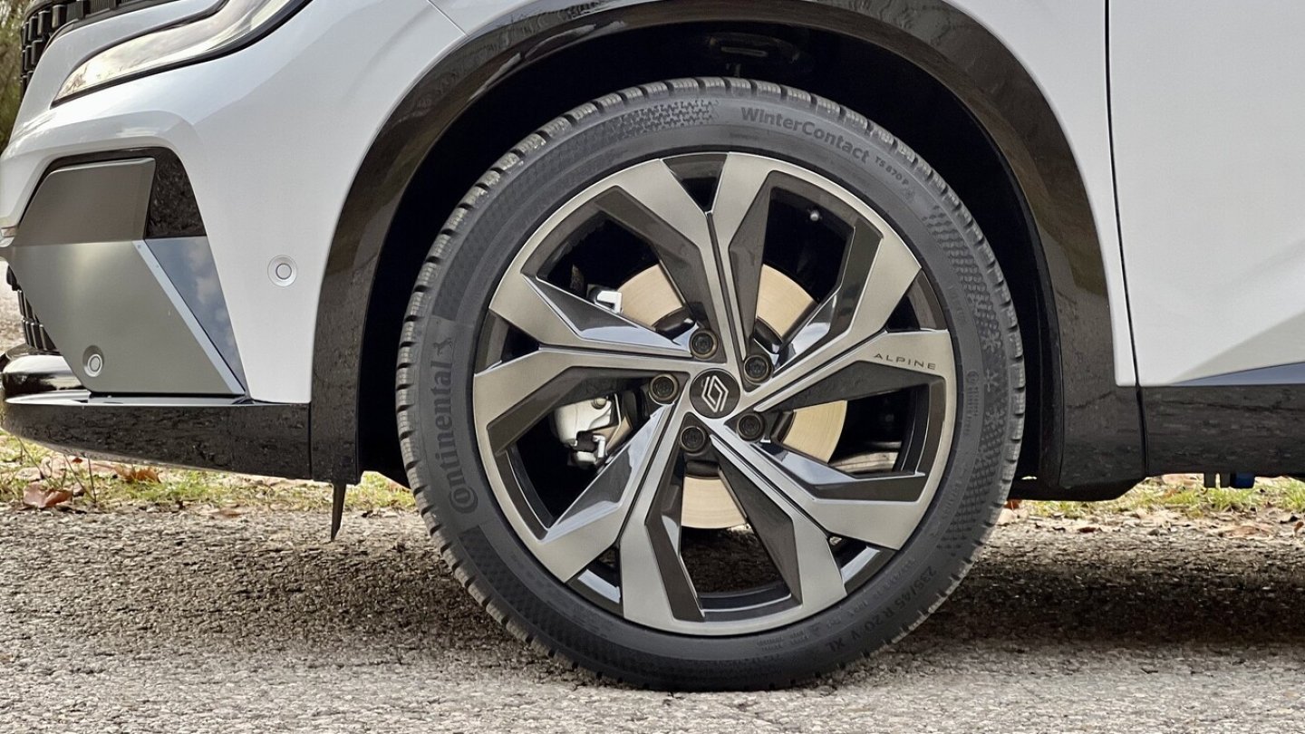 Die Ausstattungslinie Iconic Esprit Alpine rollt auf 20-Zoll-Leichtmetallfelgen. Die Ausstattungslinie Iconic Esprit Alpine rollt auf 20-Zoll-Leichtmetallfelgen.