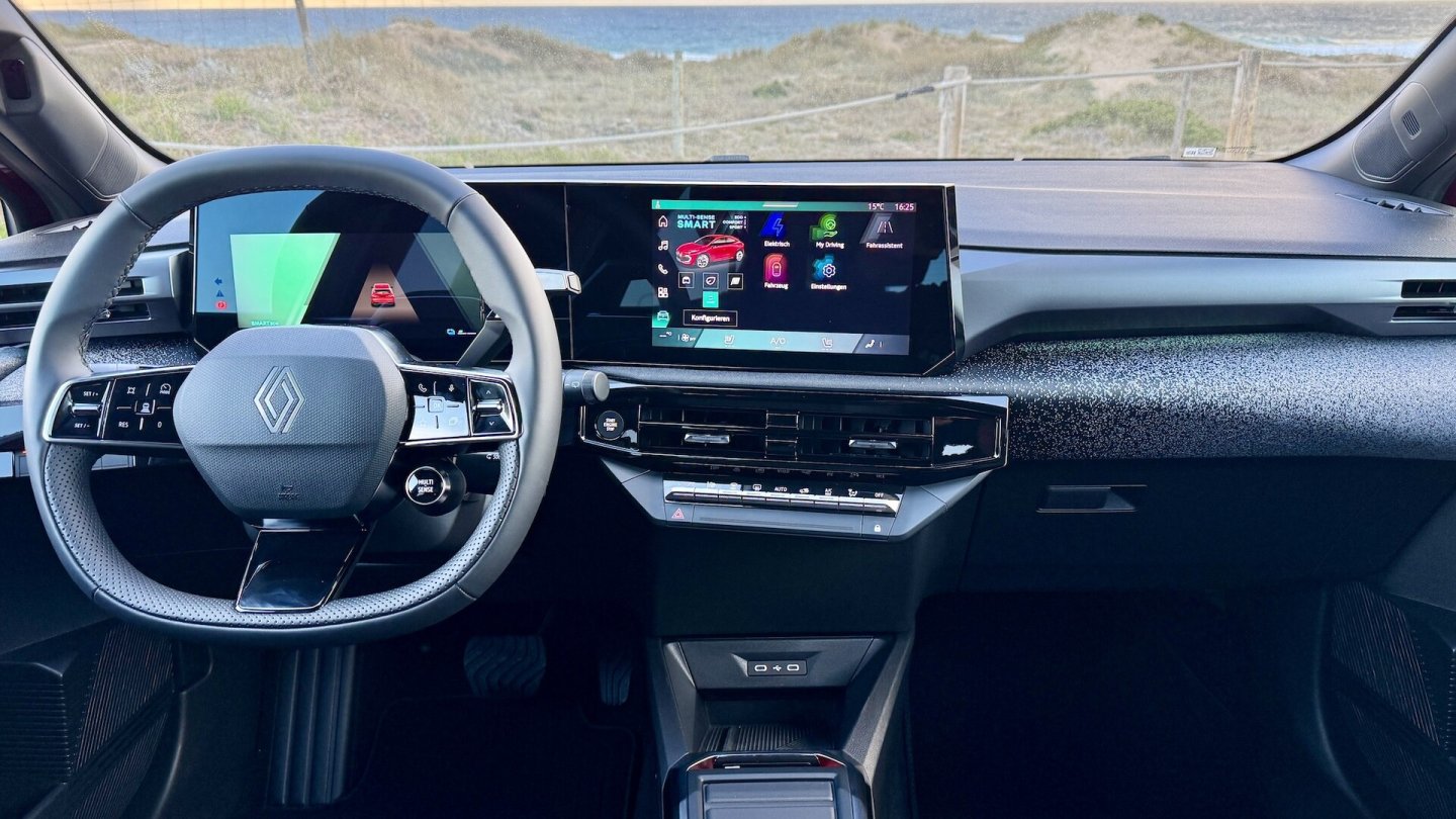 Die beiden Displays sind stets Serie, Google-Software bei den Niveaus Techno und Esprit Alpine.