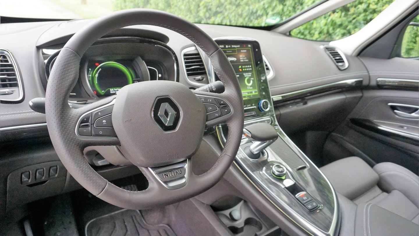 Elegantes Cockpit. Sehr modern und digital mit schönen Farbkombinationen. Nur der Kunststoff ist leider recht fad. Elegantes Cockpit. Sehr modern und digital mit schönen Farbkombinationen. Nur der Kunststoff ist leider recht fad.