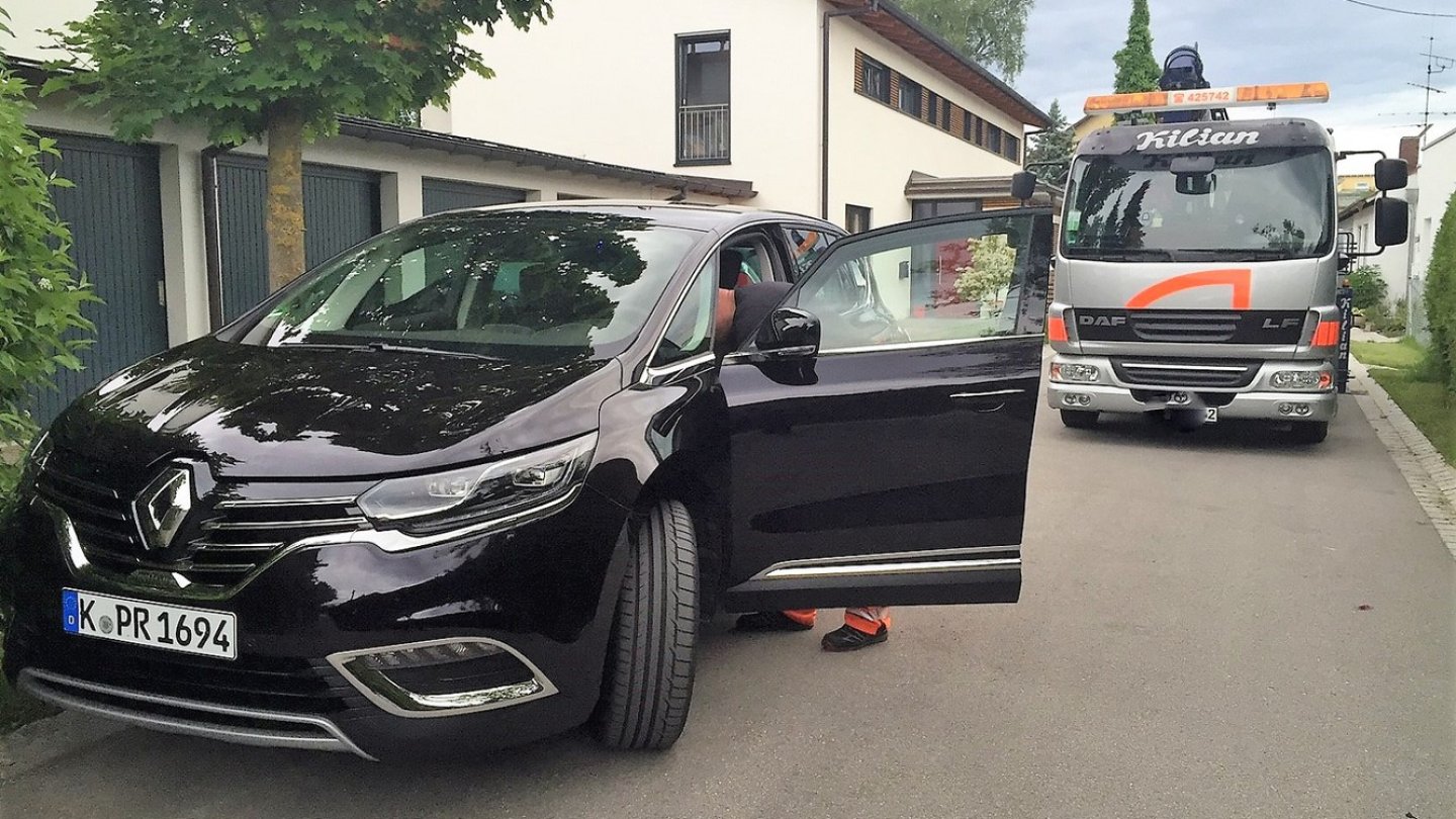 ...und dann wollte sich der Espace lieber vom DAF-Truck huckepack nehmen lassen. ...und dann wollte sich der Espace lieber vom DAF-Truck huckepack nehmen lassen.