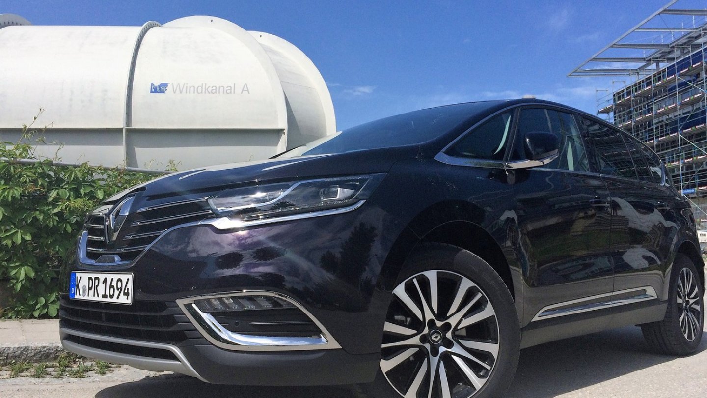 Der Renault Espace stellt sich selbstbewusst gegen den Fahrtwind. Und gegen Konventionen. Der Renault Espace stellt sich selbstbewusst gegen den Fahrtwind. Und gegen Konventionen.