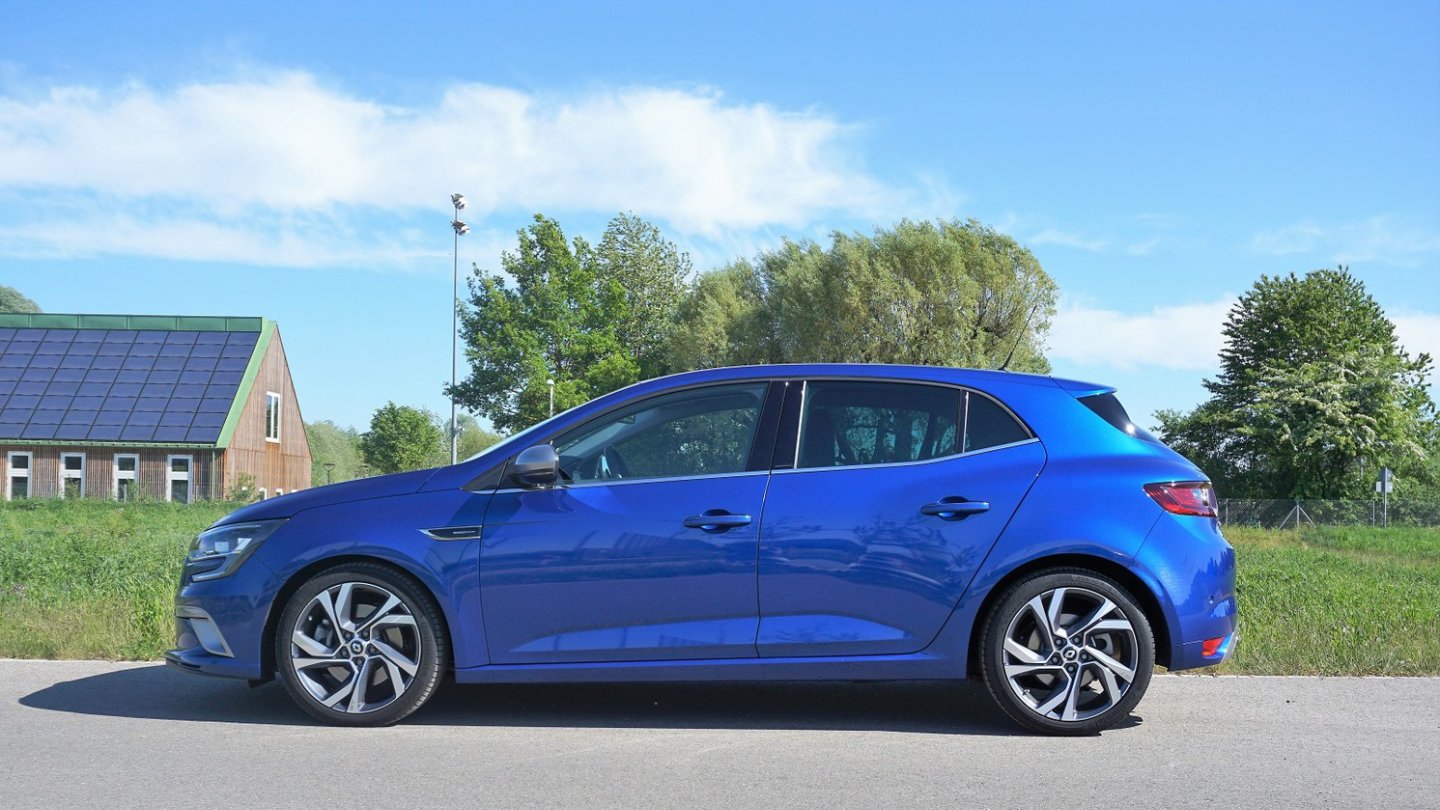 Die 18-Zoll-Felgen heißen Magny Cours, die Farbe Iron Blau. Schick. Die 18-Zoll-Felgen heißen Magny Cours, die Farbe Iron Blau. Schick.