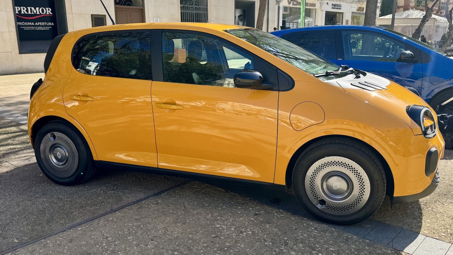 Das Basismodell Evolution mit 16-Zoll-Felgen startet bei 19.990 Euro.