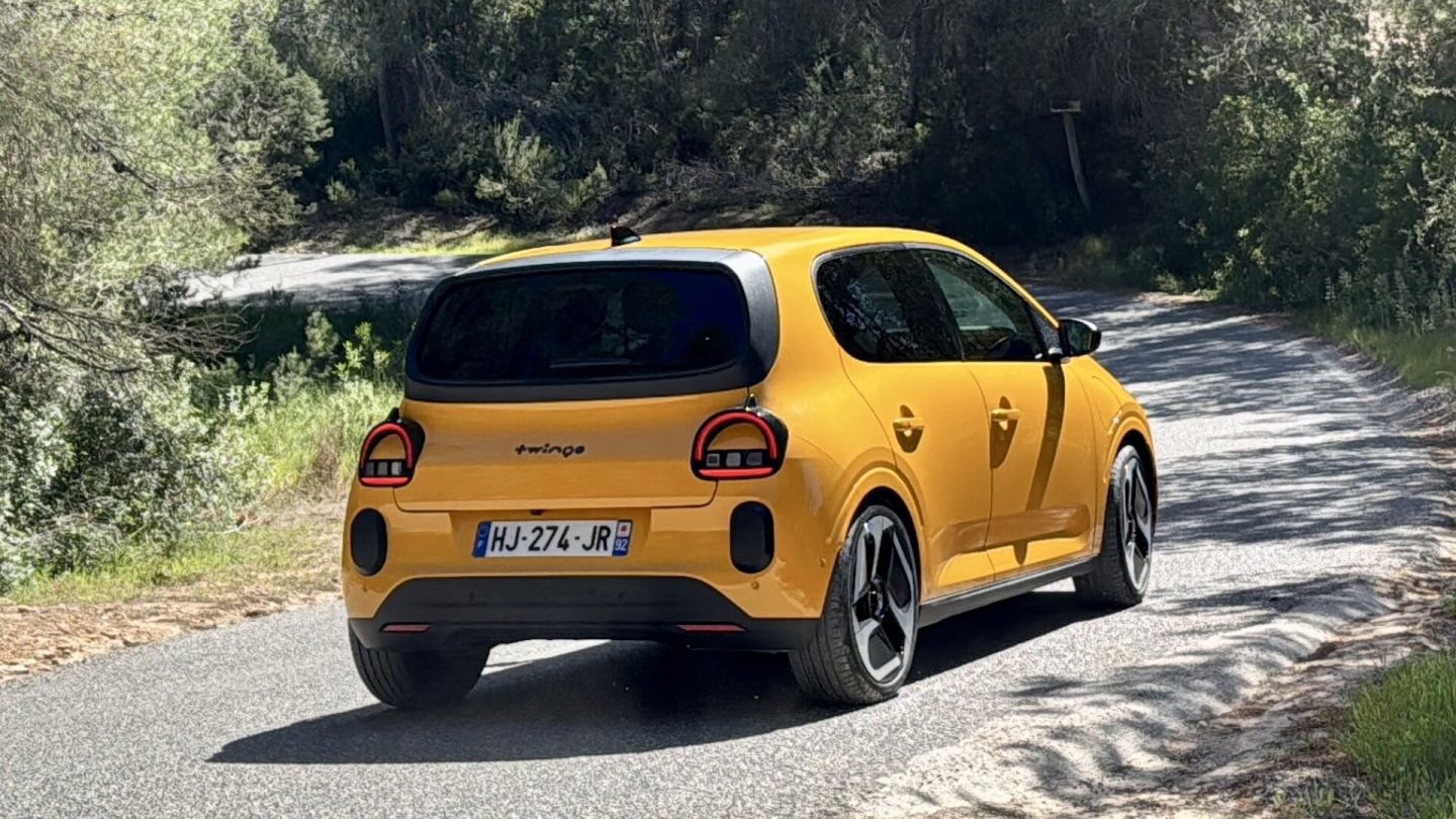 Bei den ersten Testfahrten erfreut der hohe Fahrkomfort des neuen Twingo, auch auf schlecht ausgebauten Strecken.