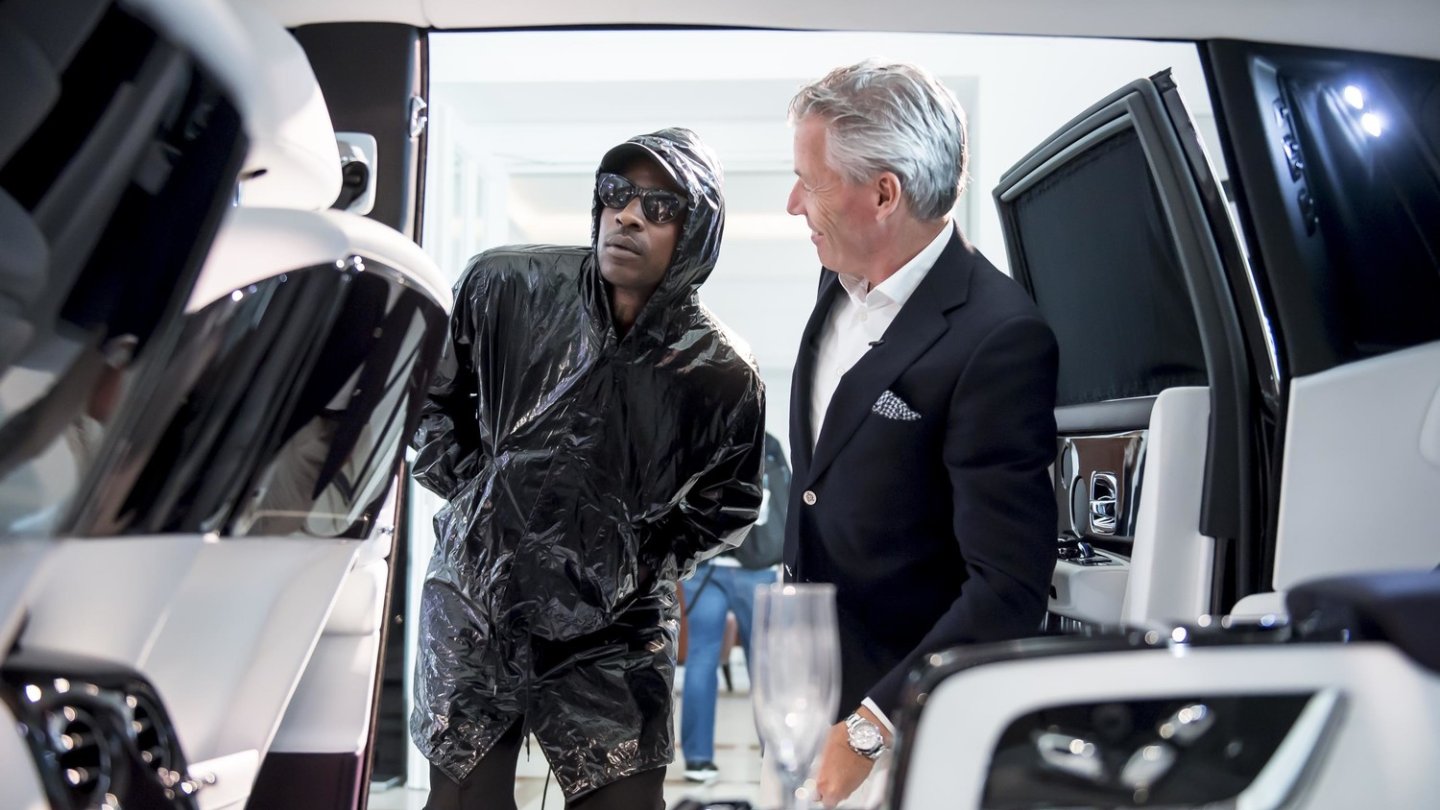 Rolls-Royce-Chef Torsten Müller Ötvös trägt brav Anzug, um Skepta den Phantom zu zeigen. Rolls-Royce-Chef Torsten Müller Ötvös trägt brav Anzug, um Skepta den Phantom zu zeigen.