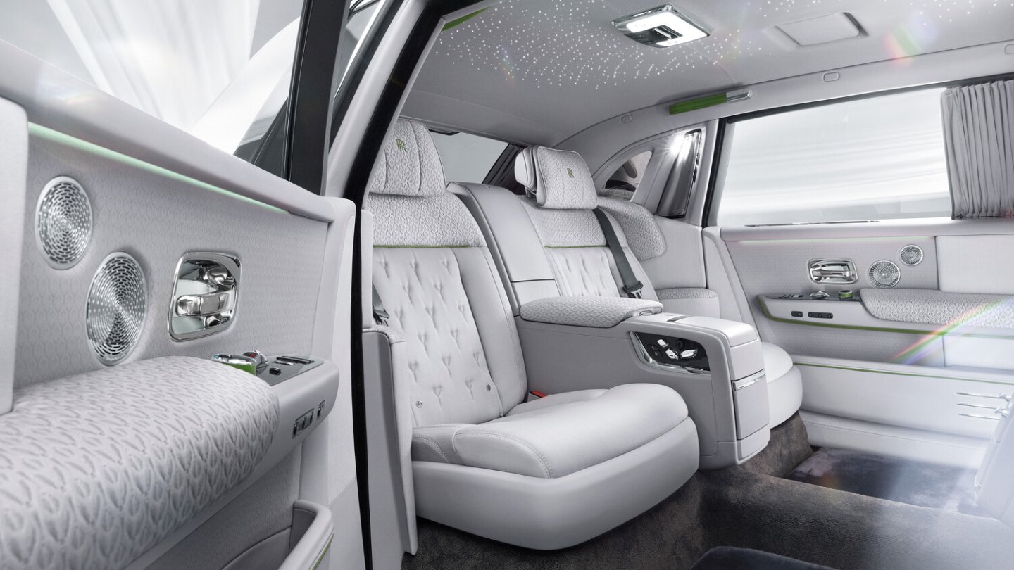 Die Bespoke-Abteilung zeigt den Phantom Platino mit Stoffbezügen im Fond. Die Bespoke-Abteilung zeigt den Phantom Platino mit Stoffbezügen im Fond.