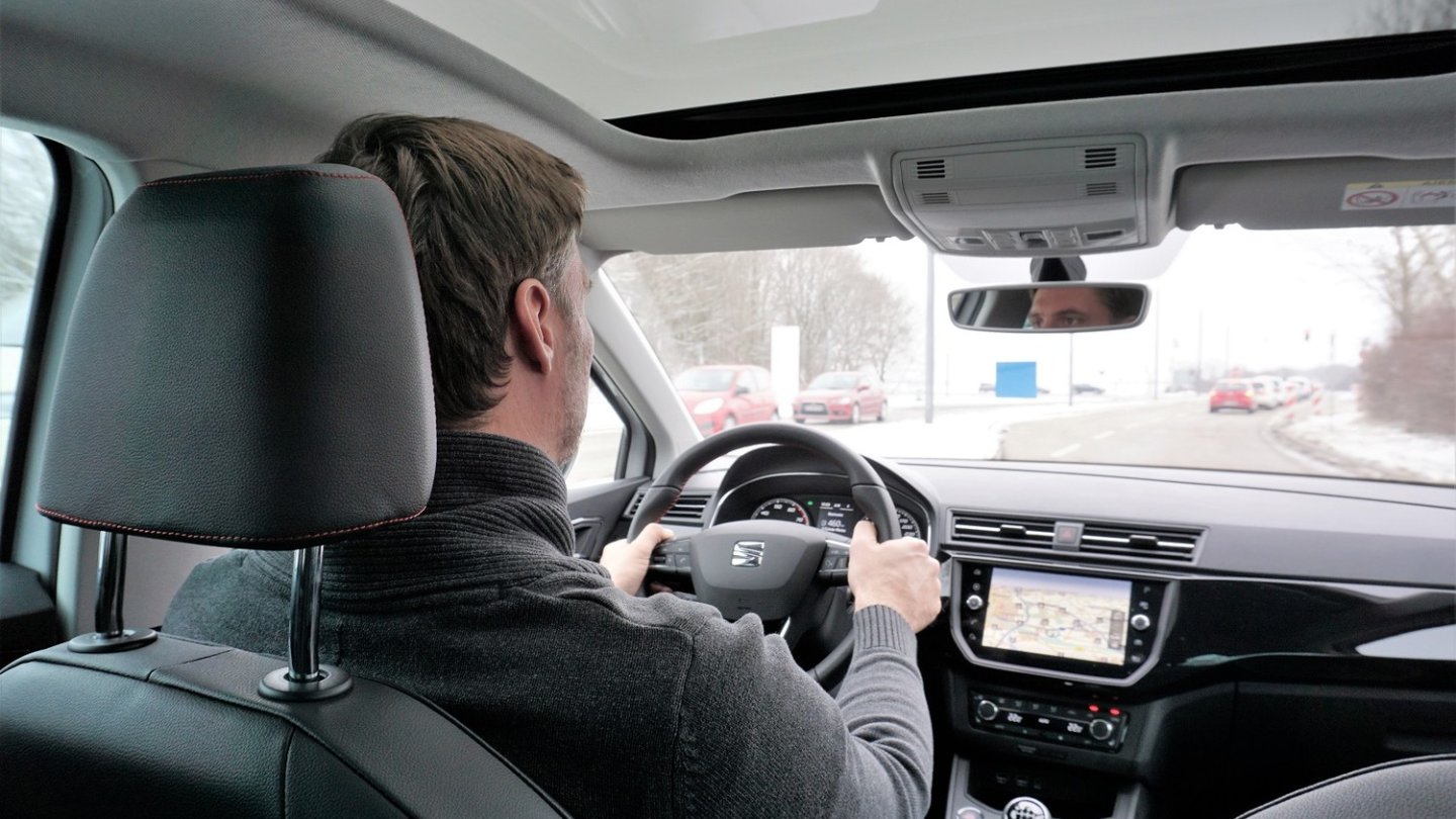 Der weite Einstellbereich des Sitzes und das verstellbare Lenkrad sorgen für eine sehr gute Fahrerposition. Der weite Einstellbereich des Sitzes und das verstellbare Lenkrad sorgen für eine sehr gute Fahrerposition.