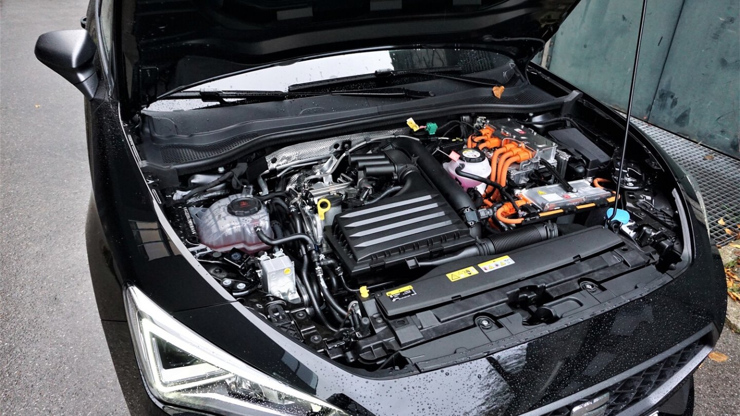 Der Plug-in Hybrid mit 204 PS Systemleistung treibt die Vorderräder an. Der Plug-in Hybrid mit 204 PS Systemleistung treibt die Vorderräder an.